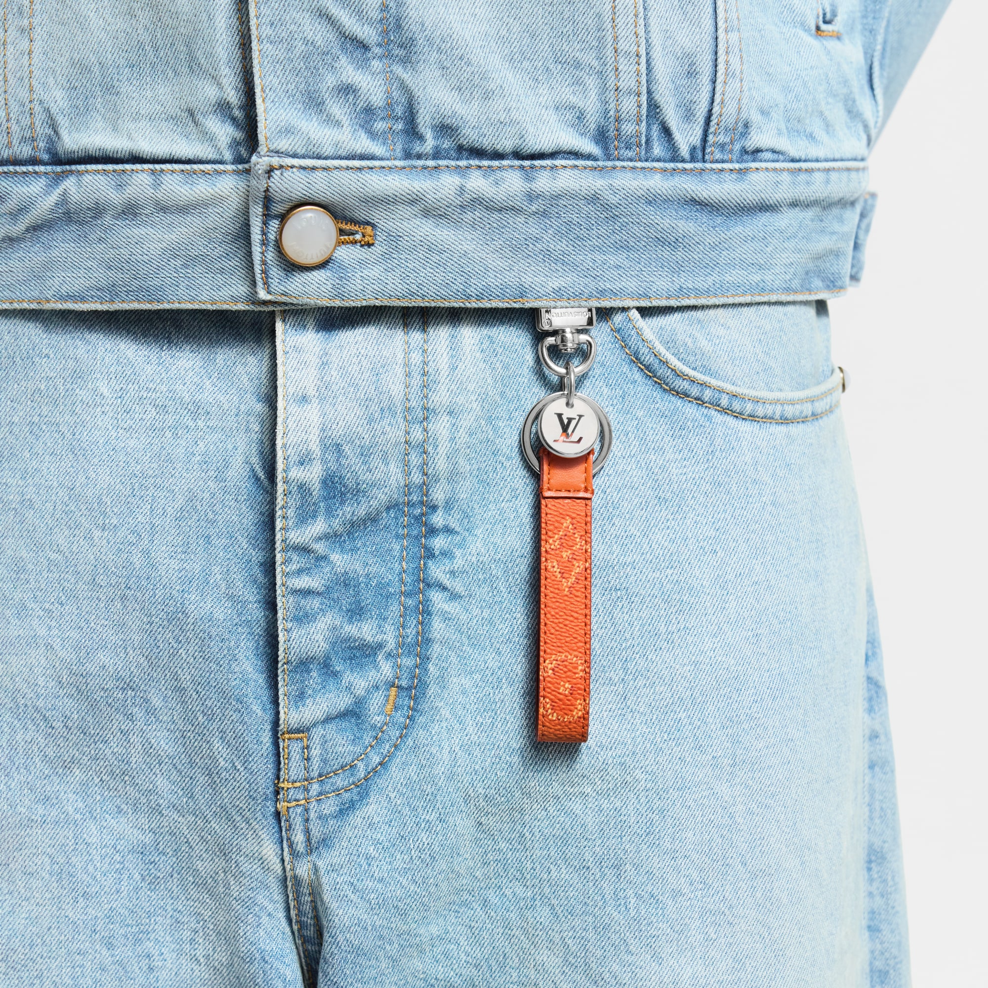 ชาร์มห้อยกระเป๋าและพวงกุญแจรุ่น LV Slim Dragonne . in ผู้ชาย