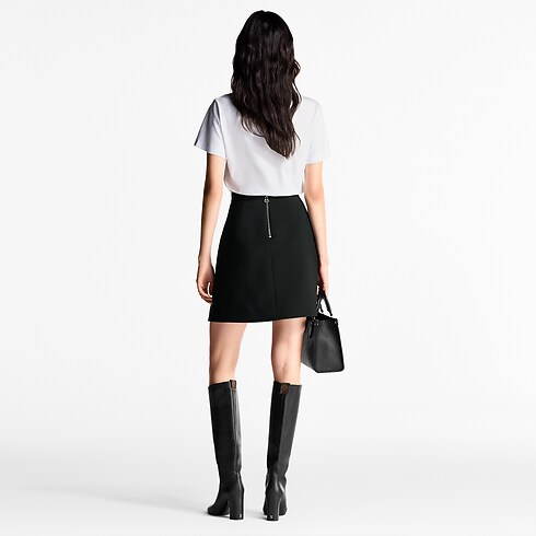 เสื้อยืดลาย LV Stamp in ผู้หญิง's เสื้อผ้า เสื้อสำหรับผู้หญิง collections by Louis Vuitton (การย่อ/ขยายผลิตภัณฑ์)