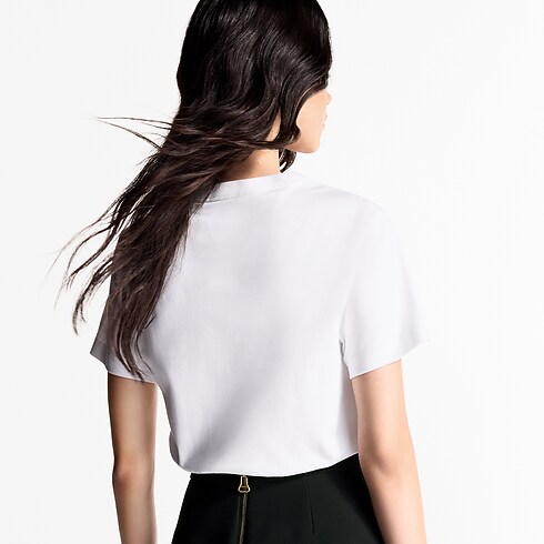 เสื้อยืดลาย LV Stamp in ผู้หญิง's เสื้อผ้า เสื้อสำหรับผู้หญิง collections by Louis Vuitton (การย่อ/ขยายผลิตภัณฑ์)