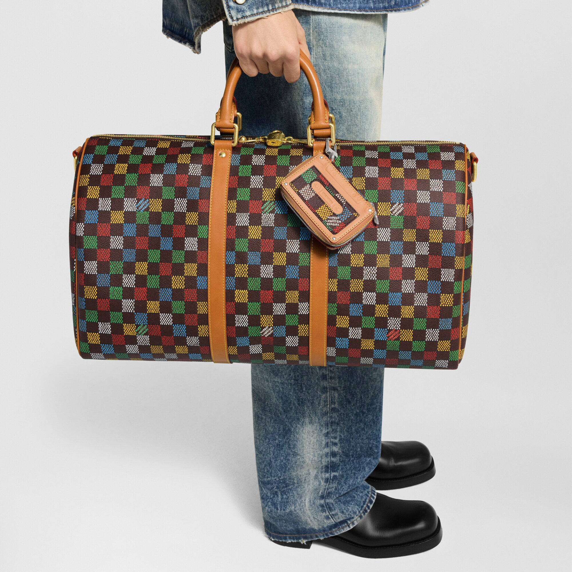 ชาร์มห้อยกระเป๋าและพวงกุญแจรุ่น LV Tape . in ผู้ชาย