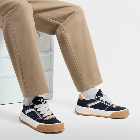 รองเท้าผ้าใบรุ่น LV Tilted in ผู้ชาย's รองเท้า รองเท้าผ้าใบสำหรับผู้ชาย collections by Louis Vuitton (การย่อ/ขยายผลิตภัณฑ์)