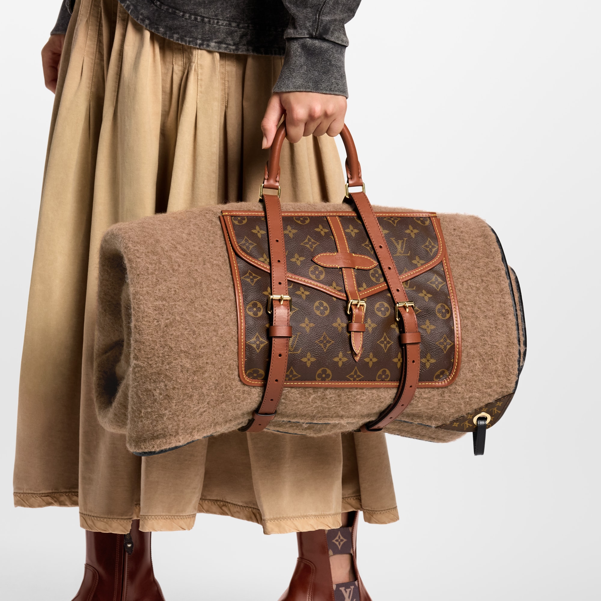 ผ้าคลุมรุ่น LV To Go Pocket . in ผู้หญิง