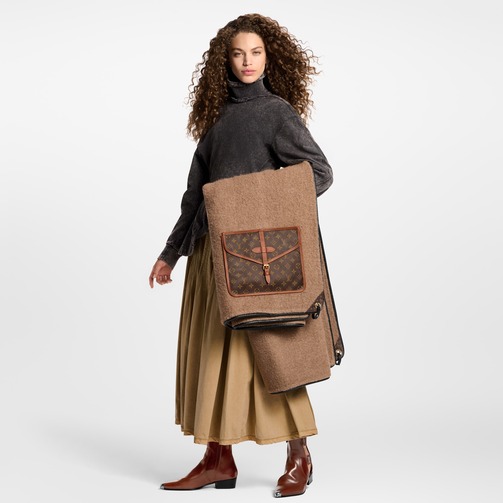 ผ้าคลุมรุ่น LV To Go Pocket . in ผู้หญิง