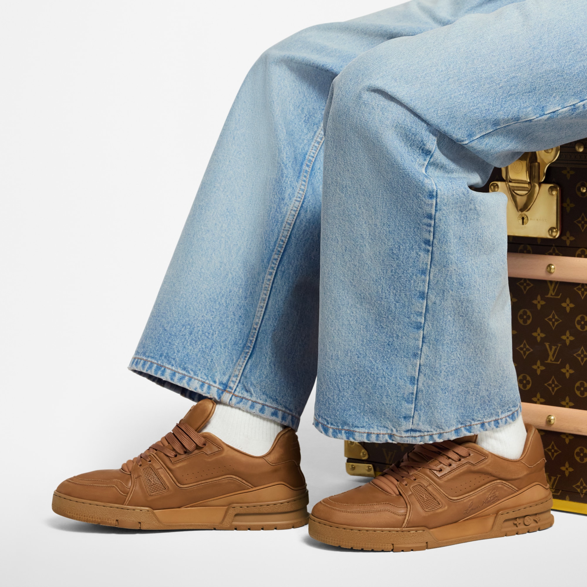 รองเท้าผ้าใบรุ่น LV Trainer Distressed  in ผู้ชาย