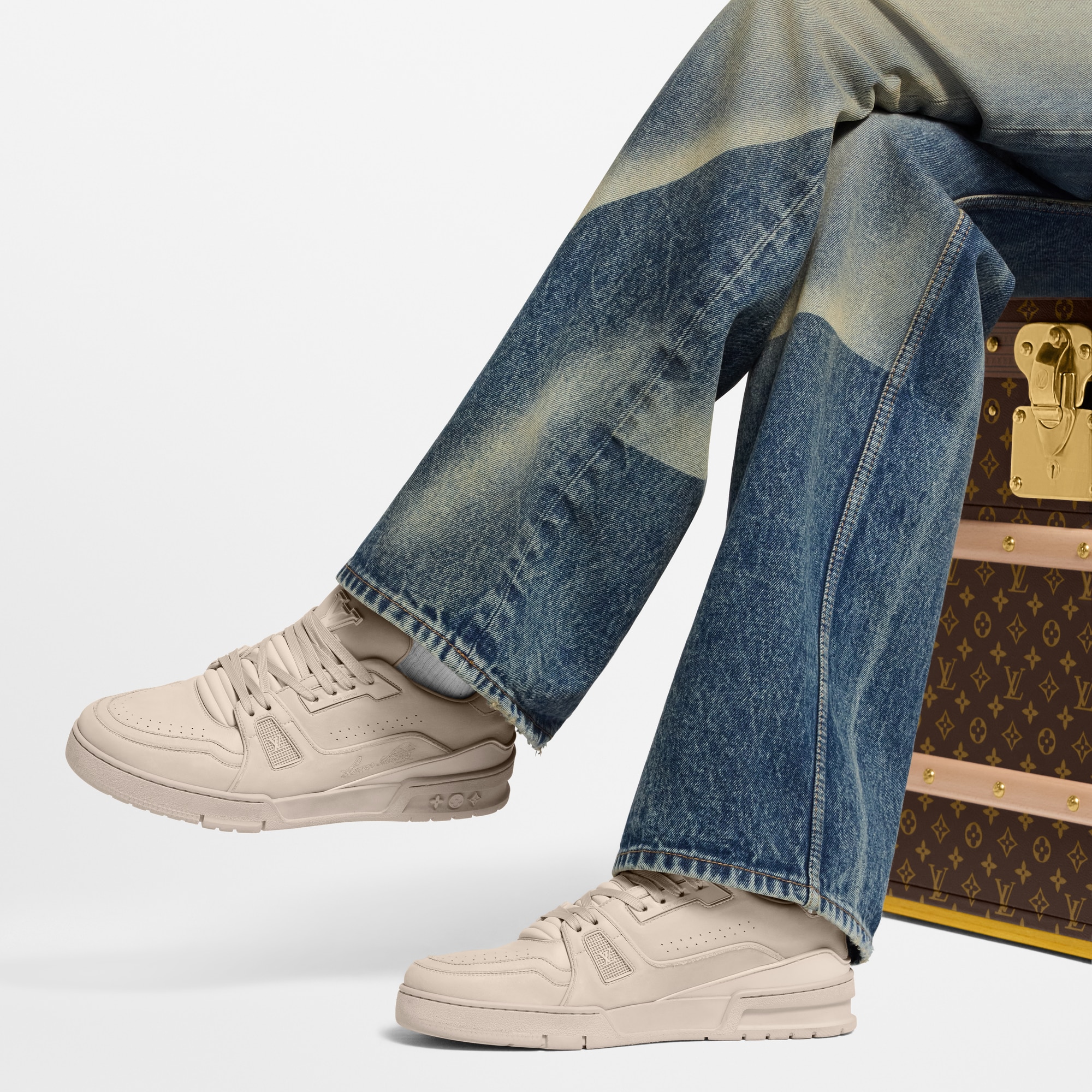 รองเท้าผ้าใบรุ่น LV Trainer Distressed  in ผู้ชาย