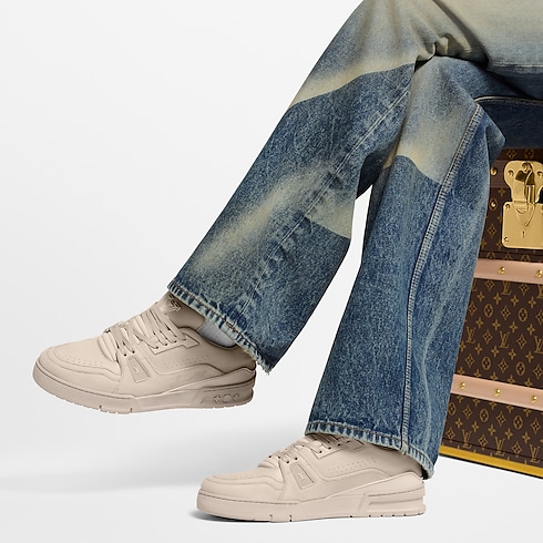 รองเท้าผ้าใบรุ่น LV Trainer Distressed in ผู้ชาย's รองเท้า รองเท้าผ้าใบสำหรับผู้ชาย collections by Louis Vuitton (การย่อ/ขยายผลิตภัณฑ์)