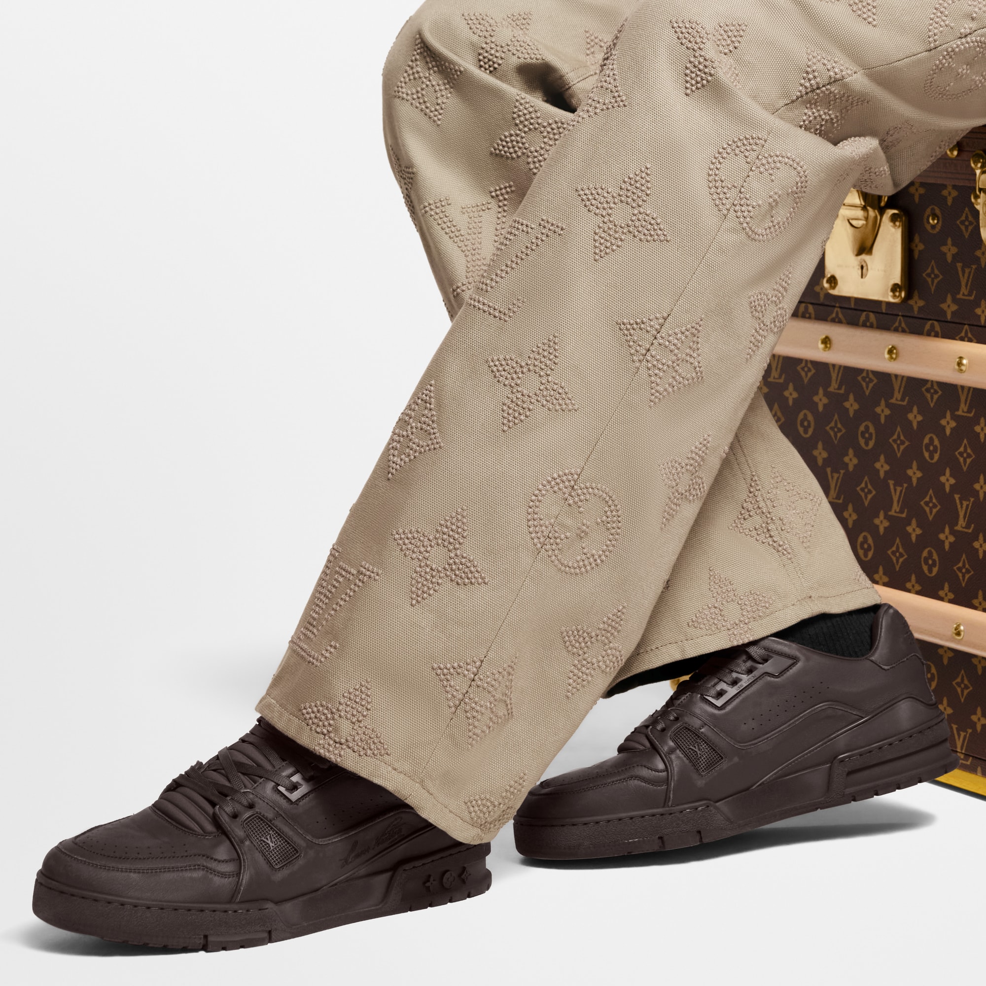 รองเท้าผ้าใบรุ่น LV Trainer Distressed  in ผู้ชาย