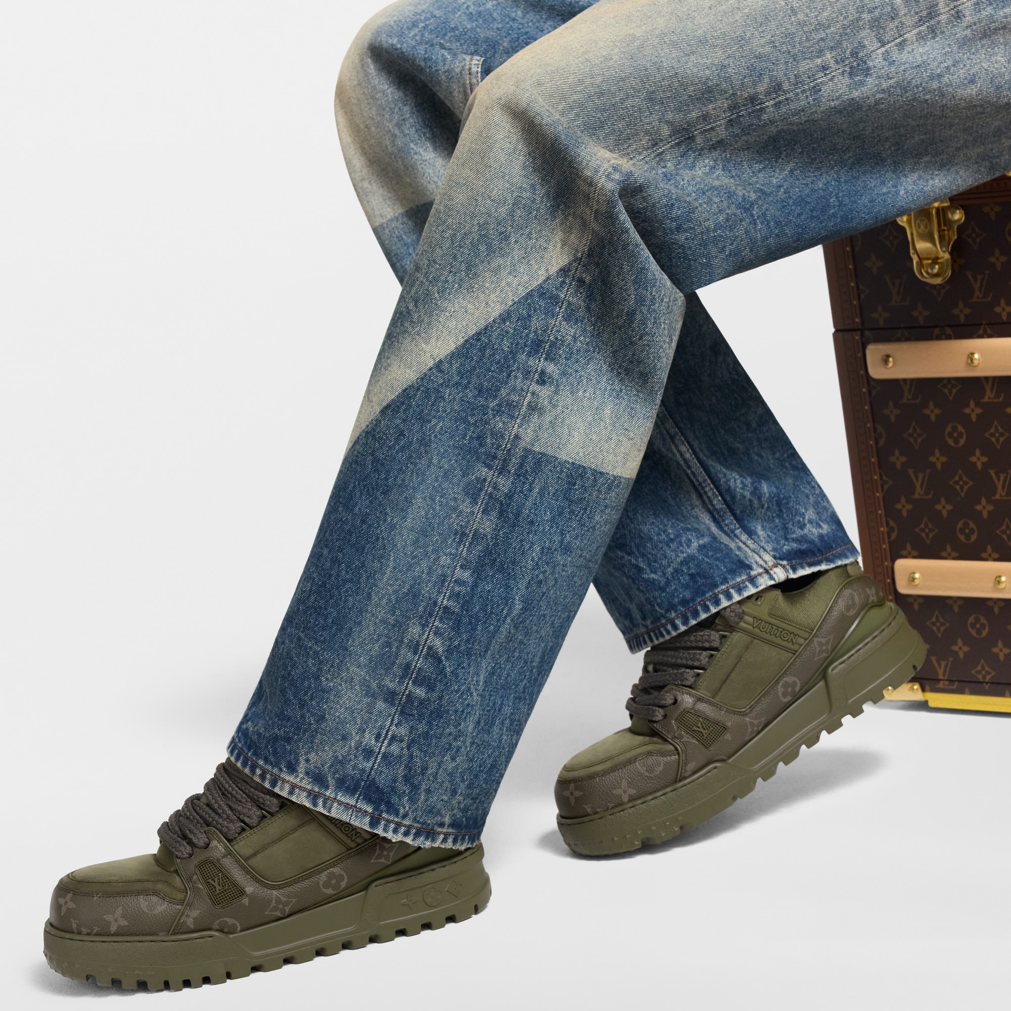รองเท้าผ้าใบรุ่น LV Trainer Maxi  in ผู้ชาย