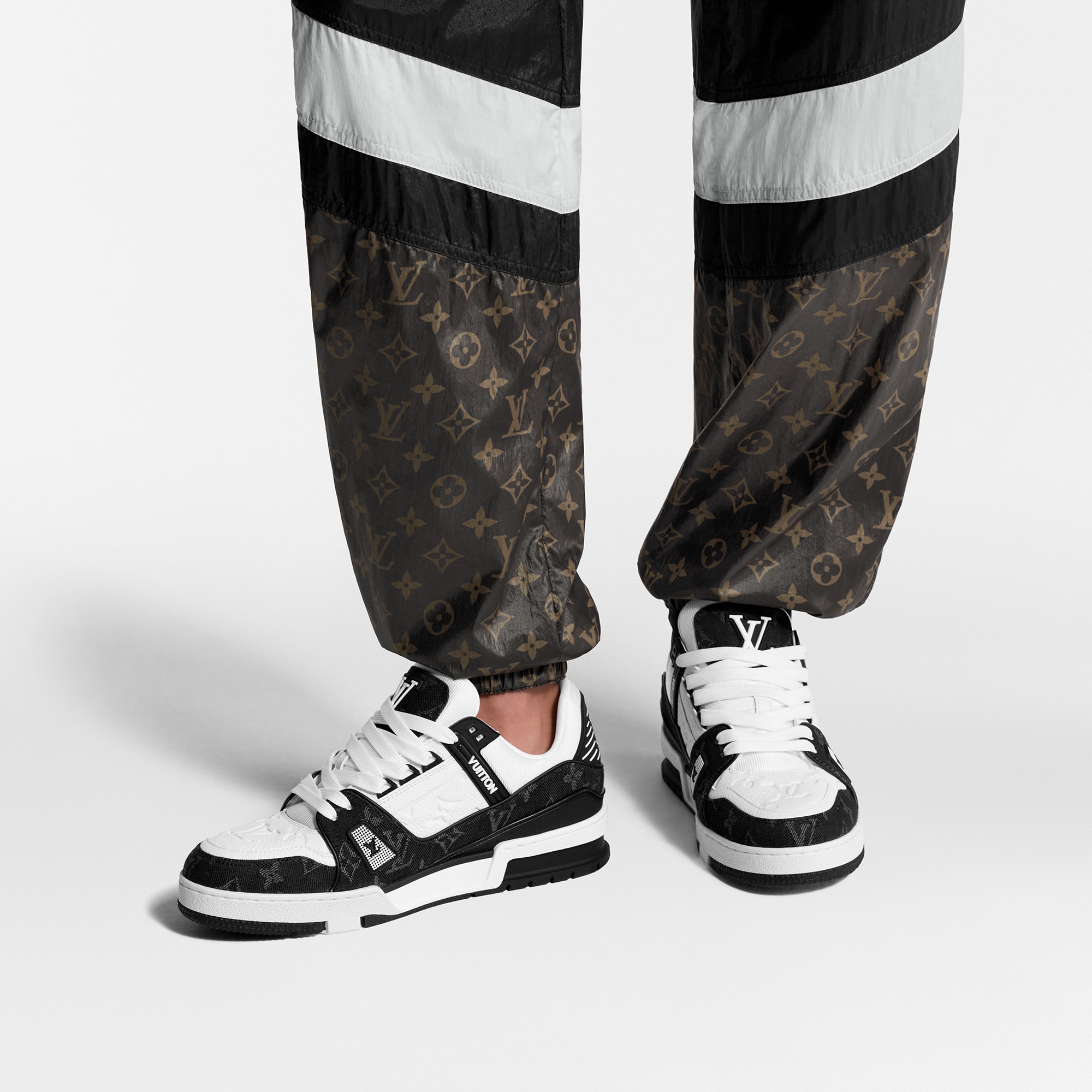 รองเท้าผ้าใบรุ่น LV Trainer  in Women