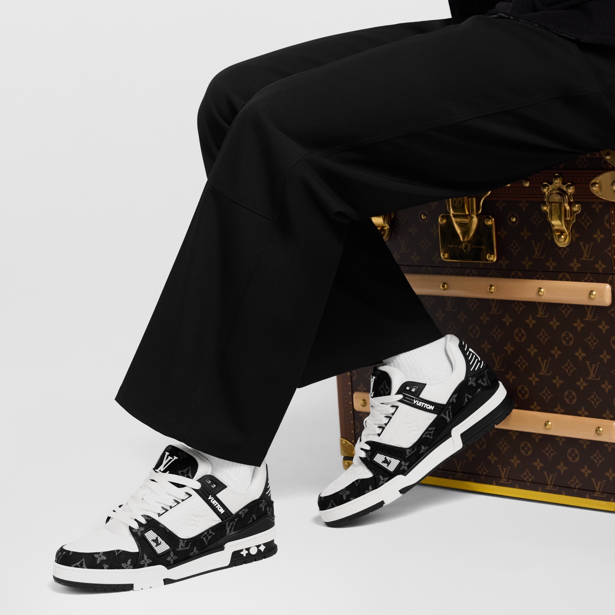 รองเท้าผ้าใบรุ่น LV Trainer  in ผู้ชาย