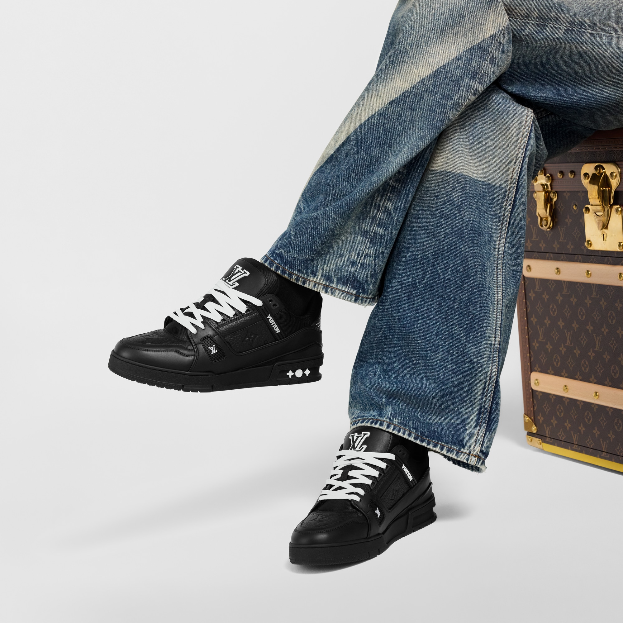 รองเท้าผ้าใบรุ่น LV Trainer  in ผู้ชาย