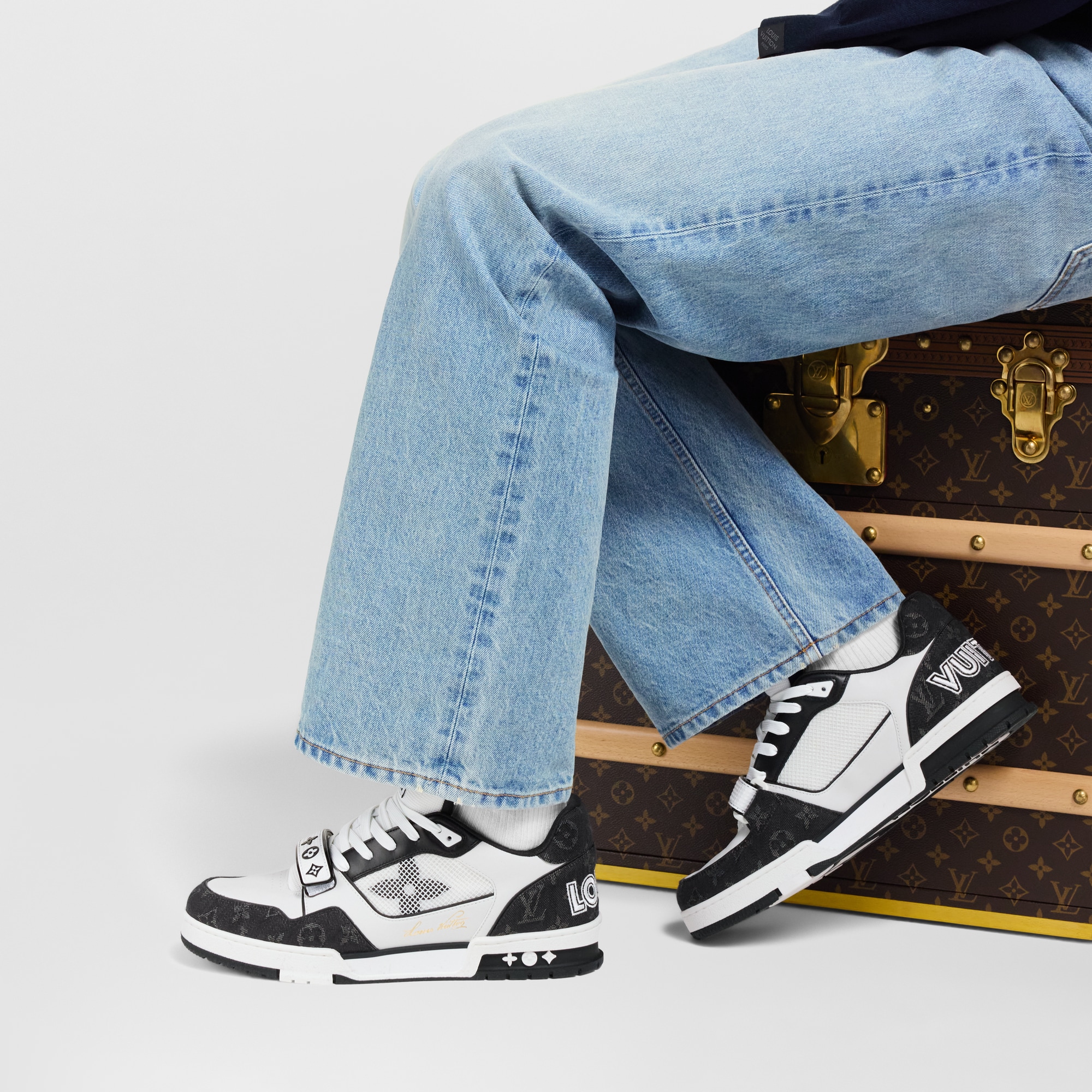 รองเท้าผ้าใบรุ่น LV Trainer  in ผู้ชาย