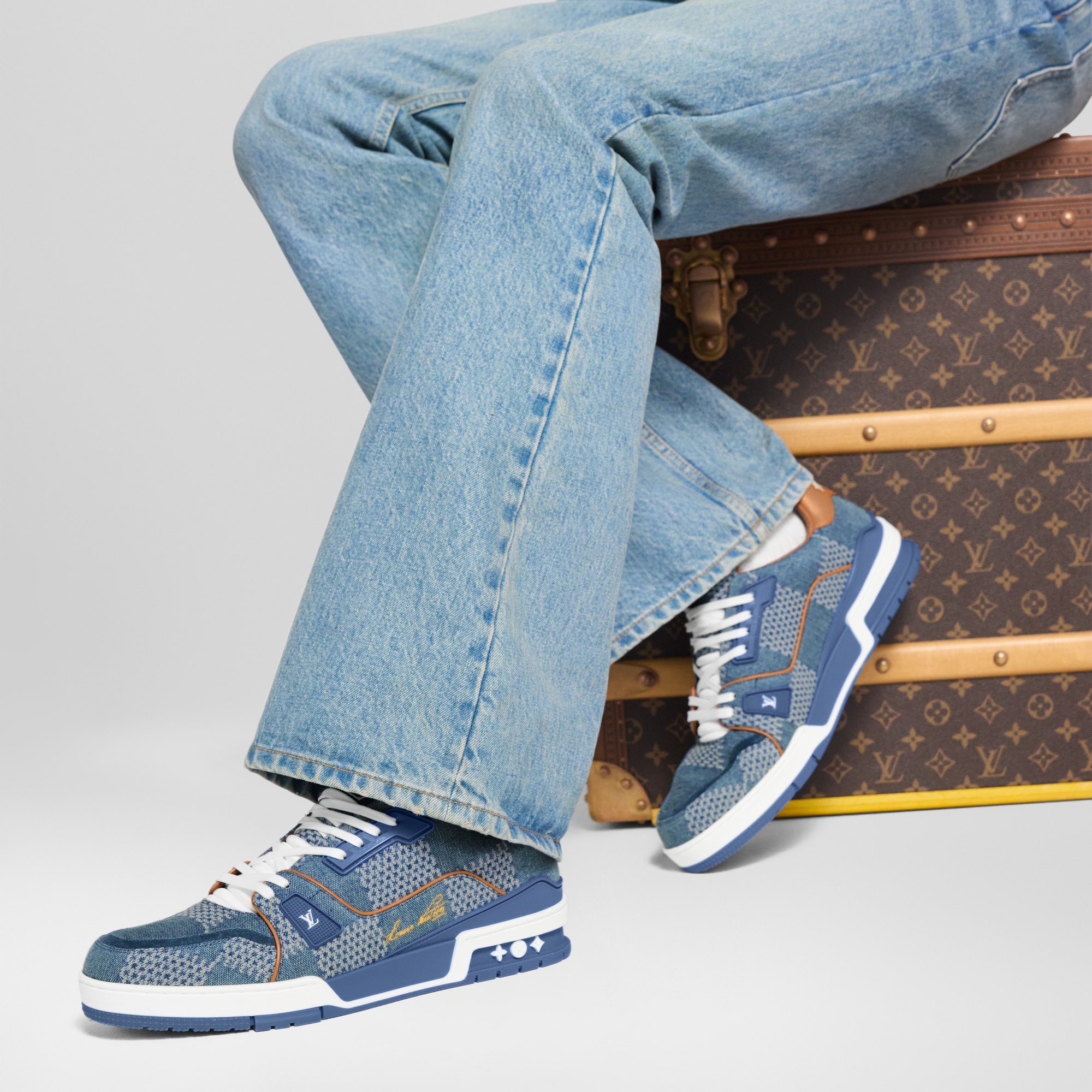 รองเท้าผ้าใบรุ่น LV Trainer  in ผู้ชาย