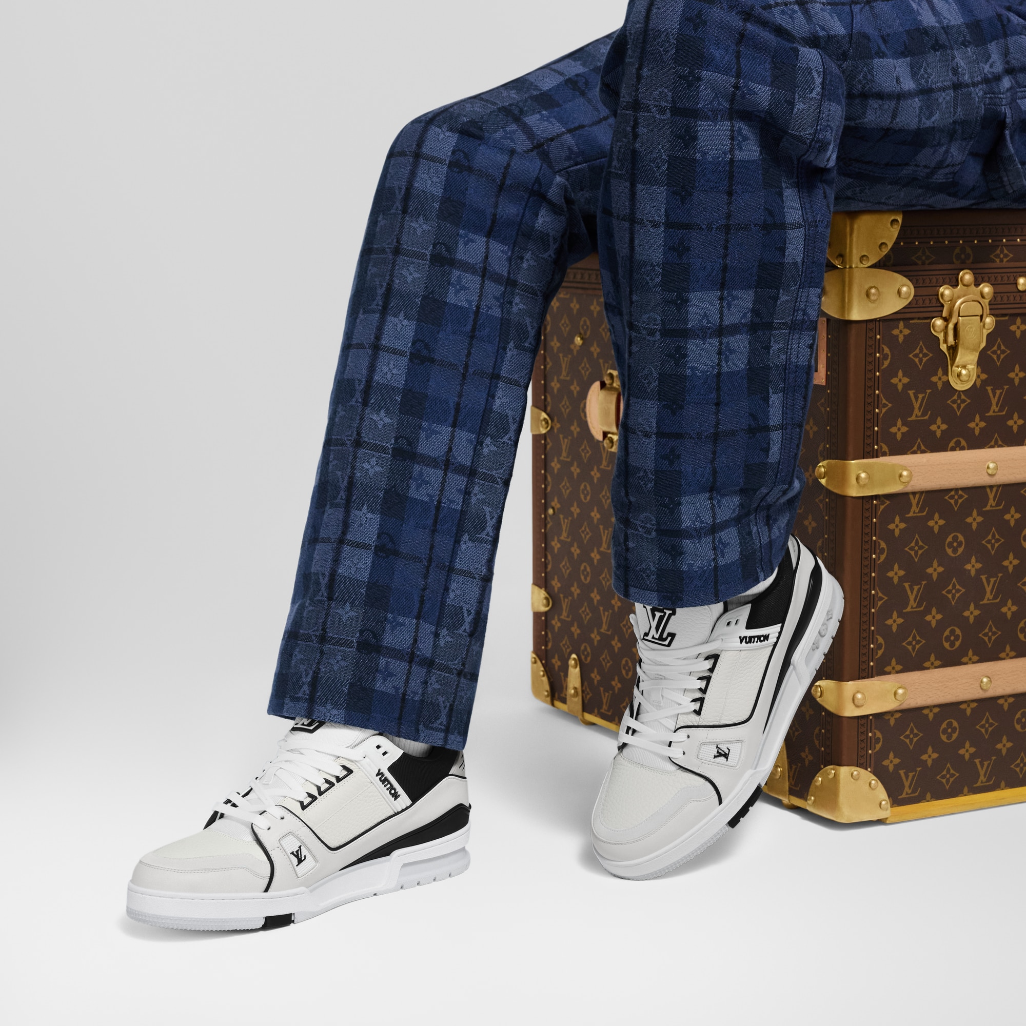 รองเท้าผ้าใบรุ่น LV Trainer  in ผู้ชาย