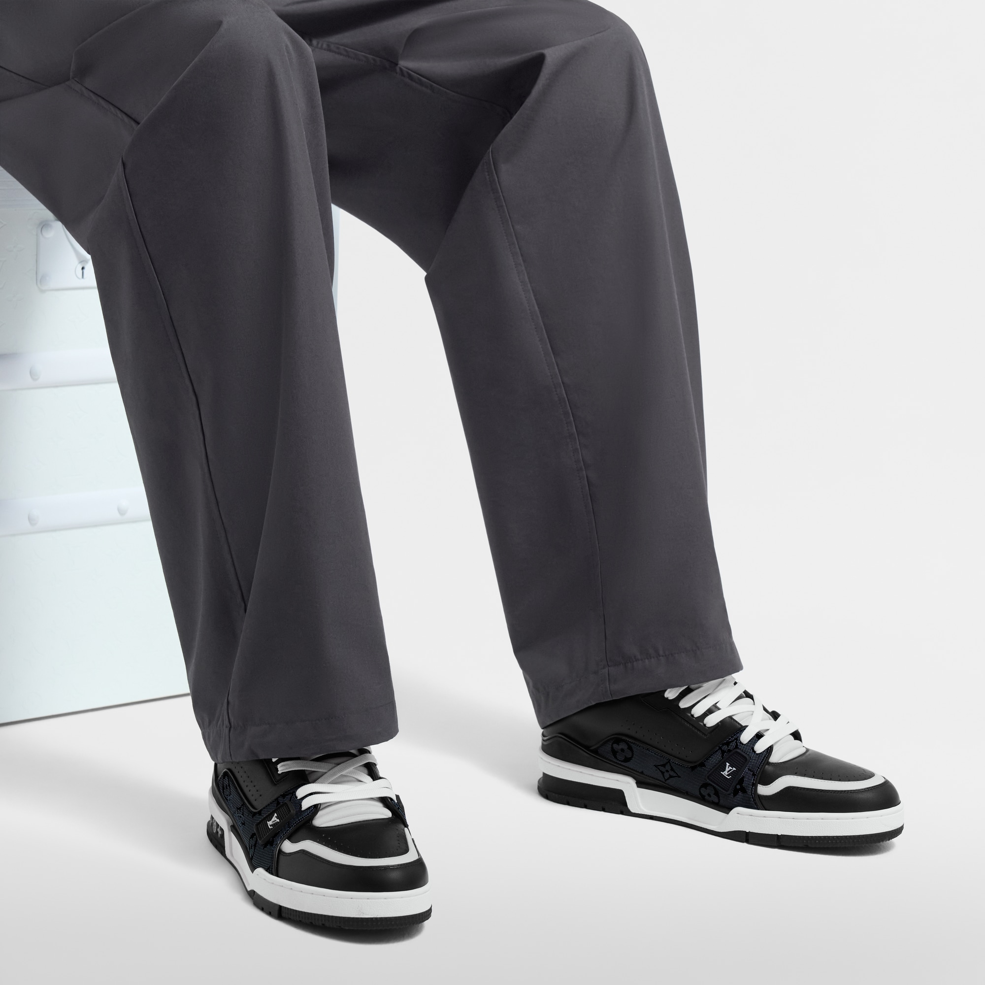 รองเท้าผ้าใบรุ่น LV Trainer  in ผู้ชาย