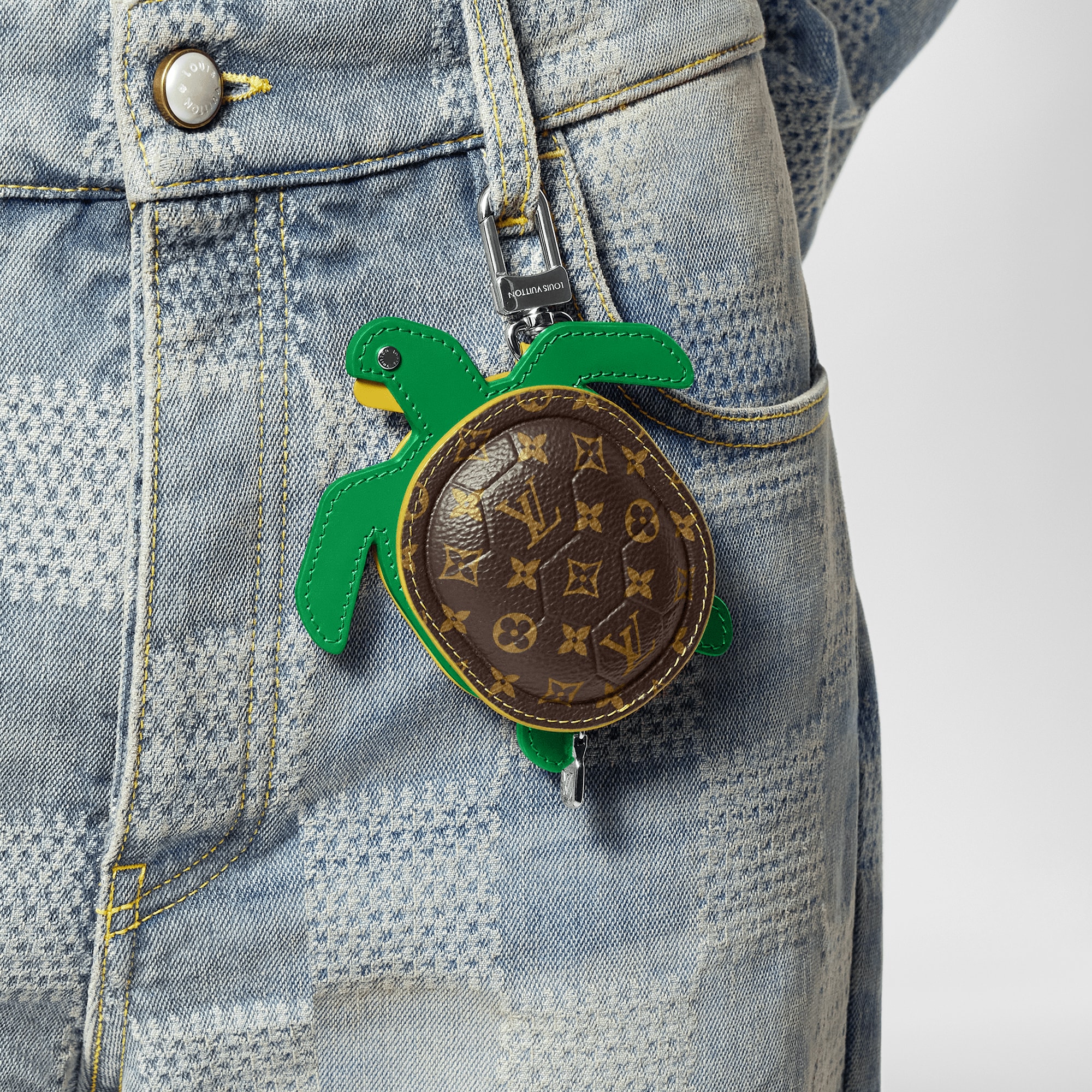 ชาร์มห้อยกระเป๋ารุ่น LV Turtle Pouch . in ผู้ชาย