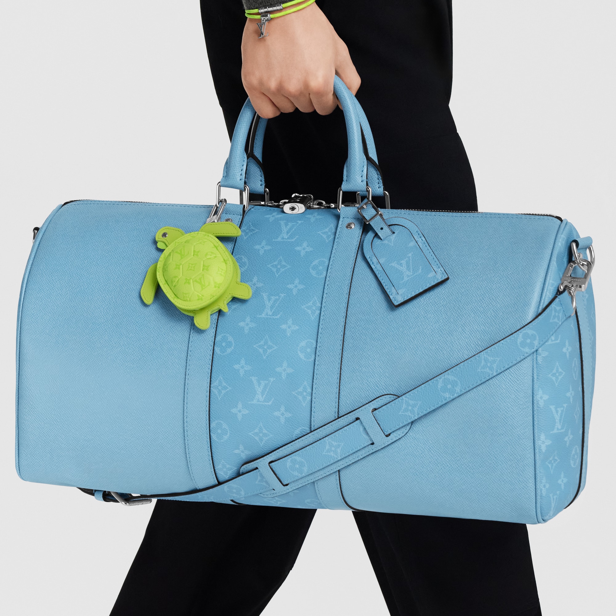 ชาร์มห้อยกระเป๋ารุ่น LV Turtle Pouch . in ผู้ชาย