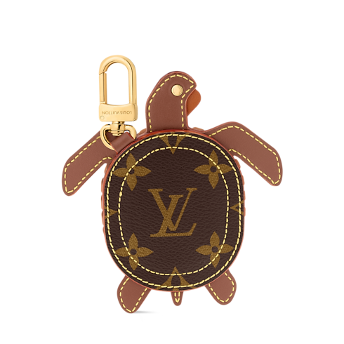 ชาร์มห้อยกระเป๋ารุ่น LV Turtle Pouch . in ผู้ชาย's แอคเซสเซอรี่ พวงกุญแจสำหรับผู้ชาย collections by Louis Vuitton (การย่อ/ขยายผลิตภัณฑ์)