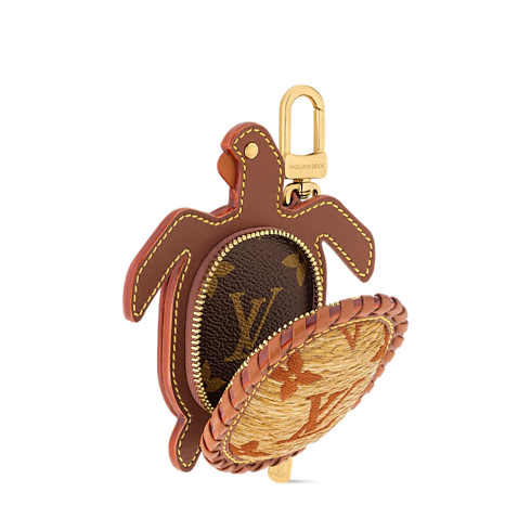 ชาร์มห้อยกระเป๋ารุ่น LV Turtle Pouch . in ผู้ชาย's แอคเซสเซอรี่ พวงกุญแจสำหรับผู้ชาย collections by Louis Vuitton (การย่อ/ขยายผลิตภัณฑ์)