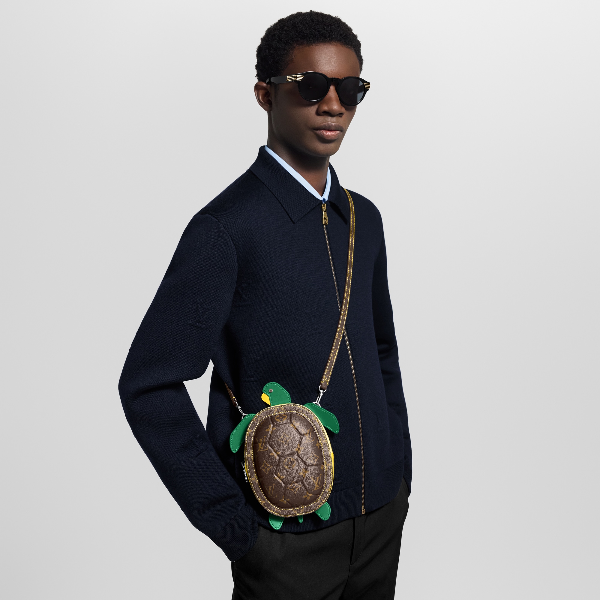 กระเป๋าสตางค์แบบสะพายรุ่น LV Turtle Monogram แคนวาสประเภทอื่น in ผู้ชาย