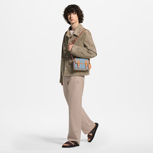 รองเท้าสวมเปิดส้นรุ่น LV Venice in ผู้ชาย's รองเท้า รองเท้าแตะสำหรับผู้ชาย collections by Louis Vuitton (การย่อ/ขยายผลิตภัณฑ์)