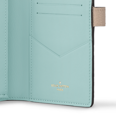 กระเป๋าสตางค์รุ่น LV Vertical Capucines in ผู้หญิง's กระเป๋าสตางค์และผลิตภัณฑ์เครื่องหนังขนาดเล็ก กระเป๋าสตางค์สำหรับผู้หญิง collections by Louis Vuitton (การย่อ/ขยายผลิตภัณฑ์)