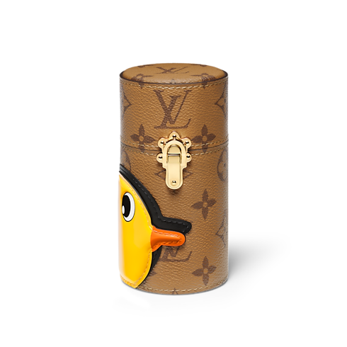 กล่องใส่น้ำหอมสำหรับเดินทาง LV x Sun Yitian ขนาด 100 มล. Monogram แคนวาสประเภทอื่น in น้ำหอมและความงาม's น้ำหอมทั้งหมด } collections by Louis Vuitton (การย่อ/ขยายผลิตภัณฑ์)