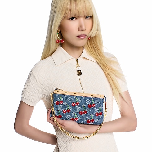LV x TM - กระเป๋ารุ่น Pochette Accessoires Monogram เดนิม in ผู้หญิง's กระเป๋าสตางค์และผลิตภัณฑ์เครื่องหนังขนาดเล็ก ใหม่ล่าสุด collections by Louis Vuitton (การย่อ/ขยายผลิตภัณฑ์)