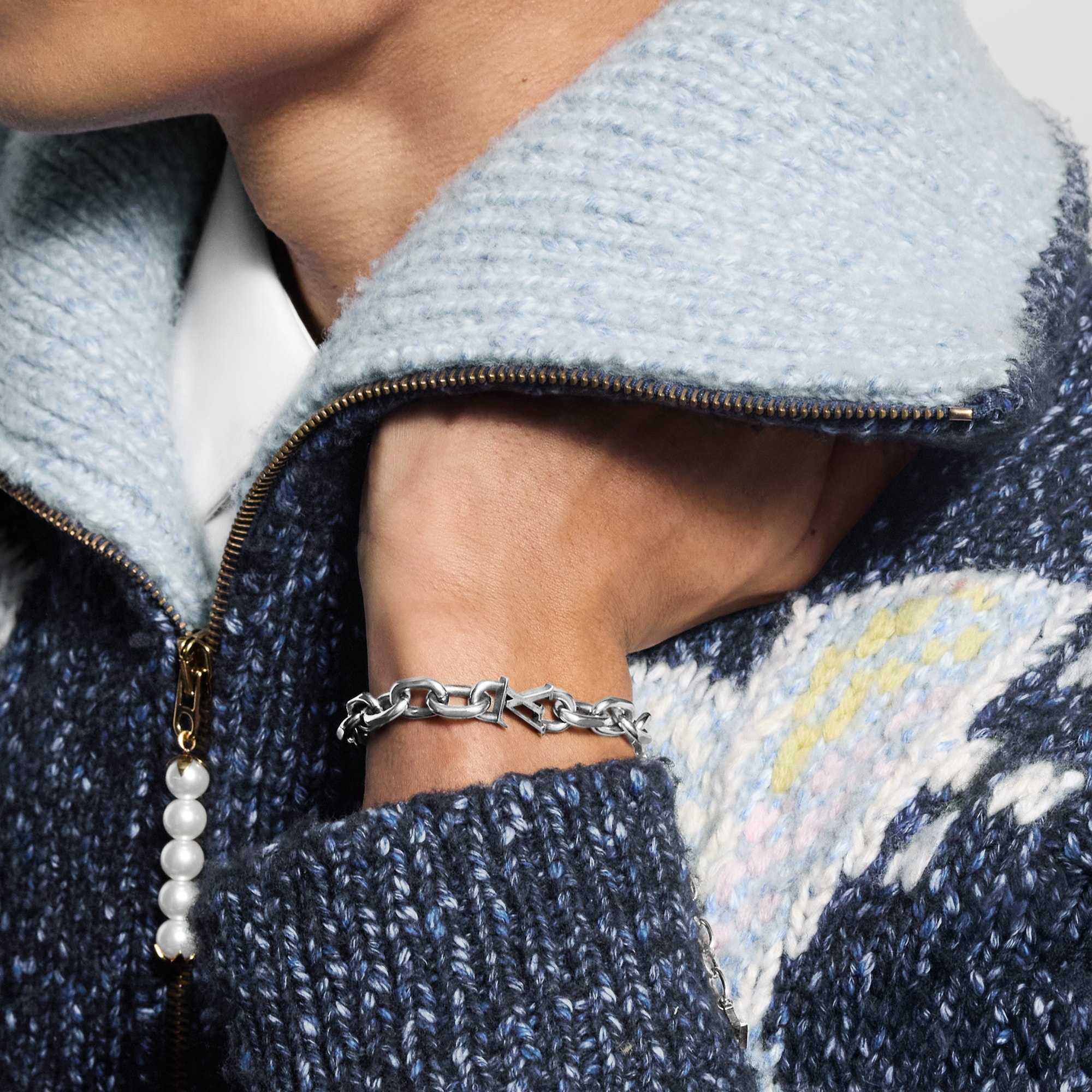 สร้อยข้อมือสายโซ่ LV Yours . in ผู้ชาย