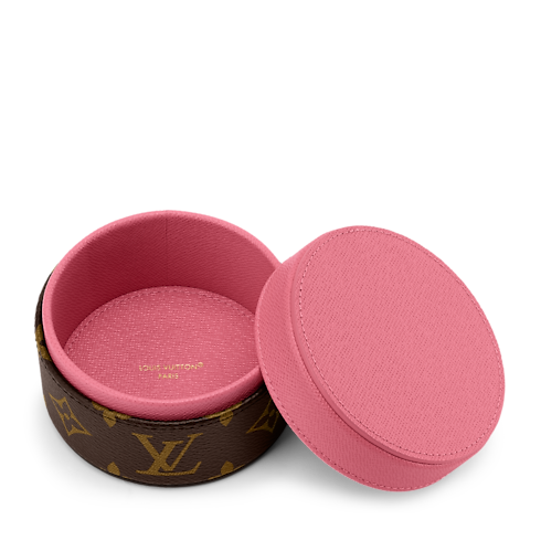 กล่องรุ่น Martha Round Box XS . in ทรังก์ การเดินทาง และ บ้าน's หนังสือและเครื่องเขียน หนังสือและเครื่องเขียน collections by Louis Vuitton (การย่อ/ขยายผลิตภัณฑ์)