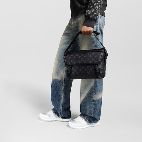 กระเป๋าแมสเซนเจอร์รุ่น Voyager PM Monogram Eclipse in กระเป๋าและผลิตภัณฑ์เครื่องหนังขนาดเล็ก's สำหรับผู้ชาย ผลิตภัณฑ์ใหม่ล่าสุด collections by Louis Vuitton (การย่อ/ขยายผลิตภัณฑ์)