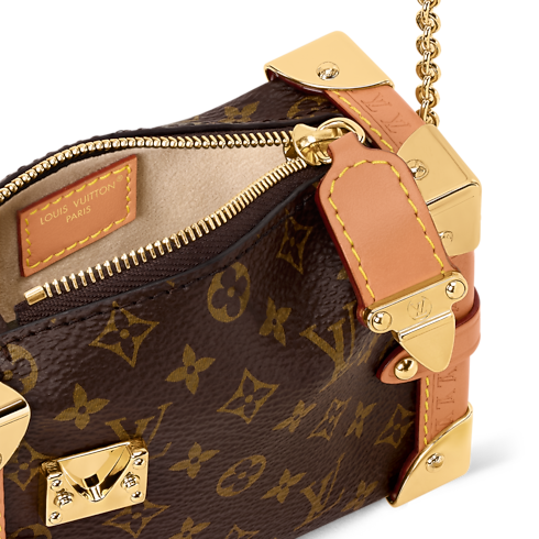 ชาร์มห้อยกระเป๋ารุ่น Micro Side Trunk Crossbody . in ผู้หญิง's แอคเซสเซอรี่ พวงกุญแจสำหรับผู้หญิง collections by Louis Vuitton (การย่อ/ขยายผลิตภัณฑ์)