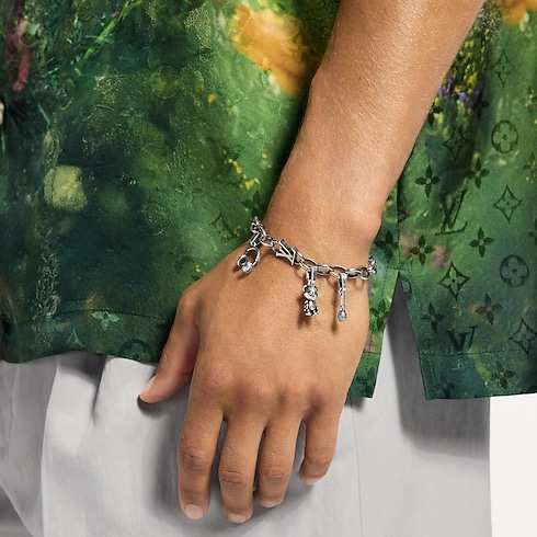 ชาร์มรุ่น Microphone . in ผู้ชาย's แฟชั่นจิวเวลรี่ แฟชั่นจิวเวลรี่ทั้งหมด collections by Louis Vuitton (การย่อ/ขยายผลิตภัณฑ์)