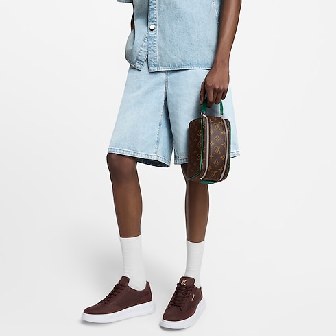 กระเป๋ารุ่น Mini Dopp Kit Monogram Macassar in ผู้ชาย's การเดินทางและท่องเที่ยว กระเป๋าเสริมเดินทางสำหรับผู้ชาย collections by Louis Vuitton (การย่อ/ขยายผลิตภัณฑ์)