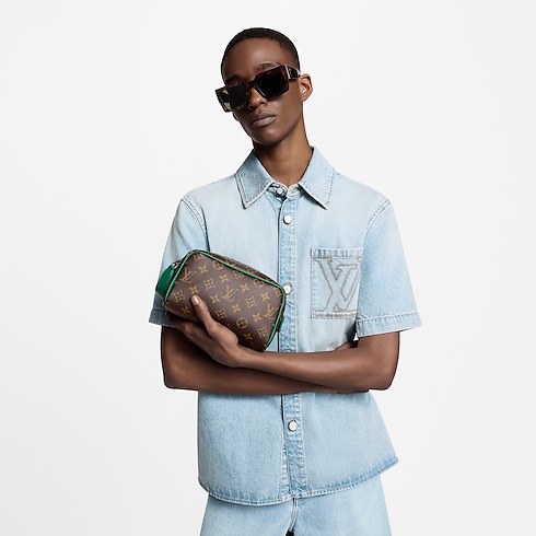 กระเป๋ารุ่น Mini Dopp Kit Monogram Macassar in ผู้ชาย's การเดินทางและท่องเที่ยว กระเป๋าเสริมเดินทางสำหรับผู้ชาย collections by Louis Vuitton (การย่อ/ขยายผลิตภัณฑ์)