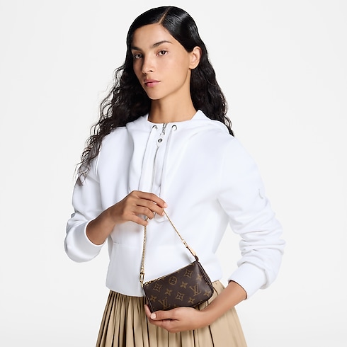 กระเป๋ารุ่น Mini Pochette Accessoires Monogram in ผู้หญิง's กระเป๋าสตางค์และผลิตภัณฑ์เครื่องหนังขนาดเล็ก กระเป๋าสตางค์สำหรับผู้หญิง collections by Louis Vuitton (การย่อ/ขยายผลิตภัณฑ์)