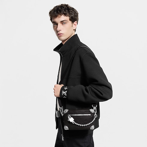 กระเป๋ารุ่น Mini Soft Trunk Taurillon Monogram in กระเป๋าและผลิตภัณฑ์เครื่องหนังขนาดเล็ก's สำหรับผู้ชาย ไอคอนิก collections by Louis Vuitton (การย่อ/ขยายผลิตภัณฑ์)