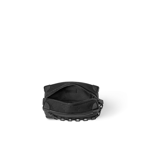 กระเป๋ารุ่น Mini Soft Trunk หนัง Taurillon ลาย Monogram in ผลิตภัณฑ์ใหม่'s Holiday ซีเล็คชั่นสำหรับผู้ชาย collections by Louis Vuitton (การย่อ/ขยายผลิตภัณฑ์)