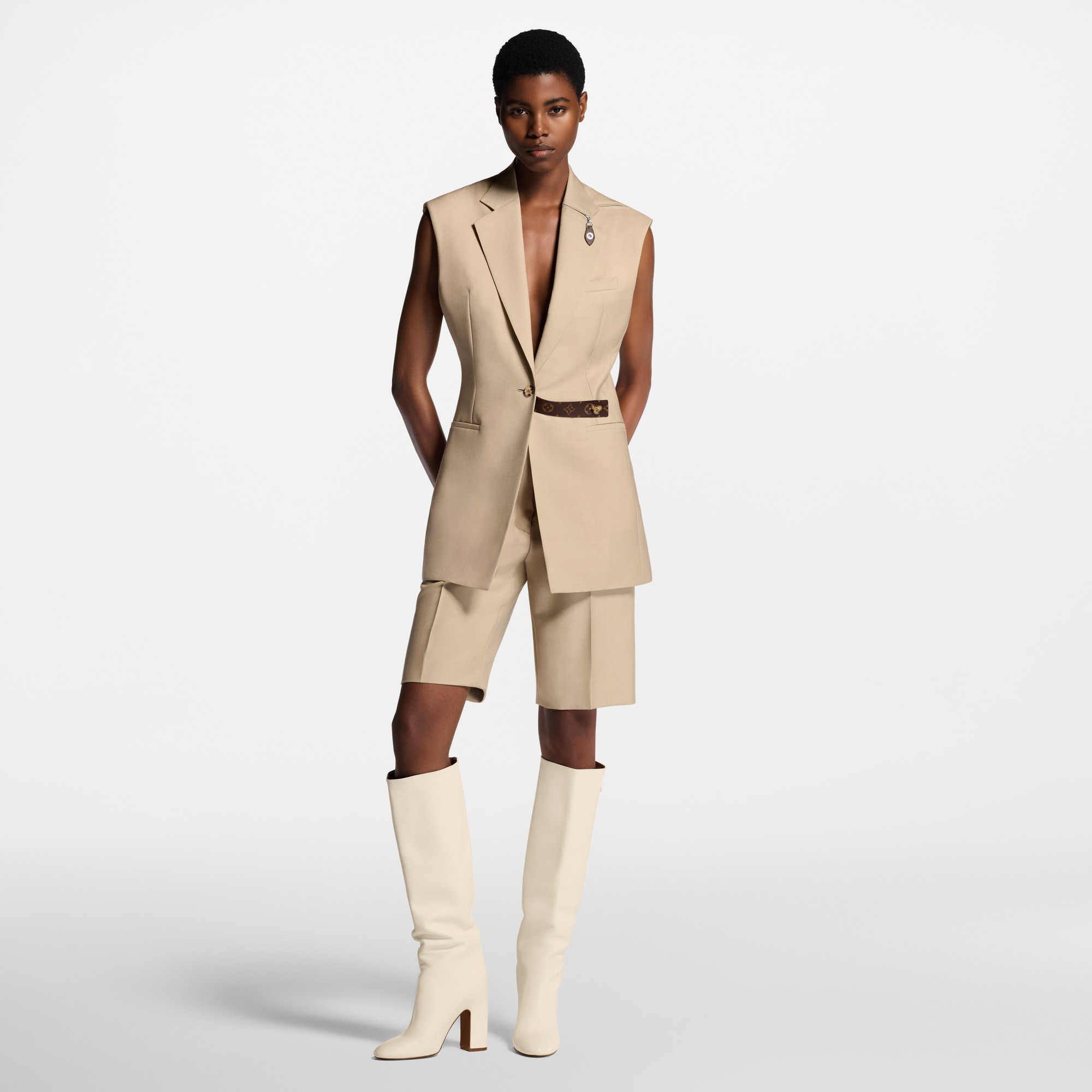 เสื้อเบลเซอร์แขนกุดตกแต่งดีเทลลาย Monogram  in ผู้หญิง