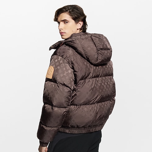 เสื้อแจ็คเก็ตบลูซงบุนวมลาย Monogram in ผู้ชาย's เสื้อผ้า เสื้อโค้ทกันหนาวสำหรับผู้ชาย collections by Louis Vuitton (การย่อ/ขยายผลิตภัณฑ์)