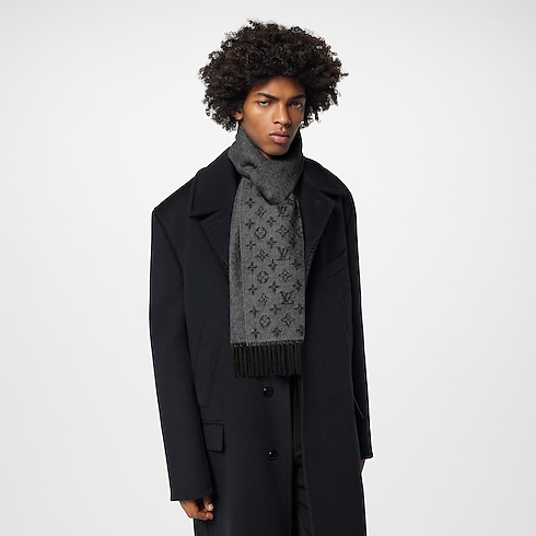 ผ้าพันคอรุ่น Monogram Gradient . in ผู้ชาย's แอคเซสเซอรี่ ผ้าพันคอสำหรับผู้ชาย collections by Louis Vuitton (การย่อ/ขยายผลิตภัณฑ์)