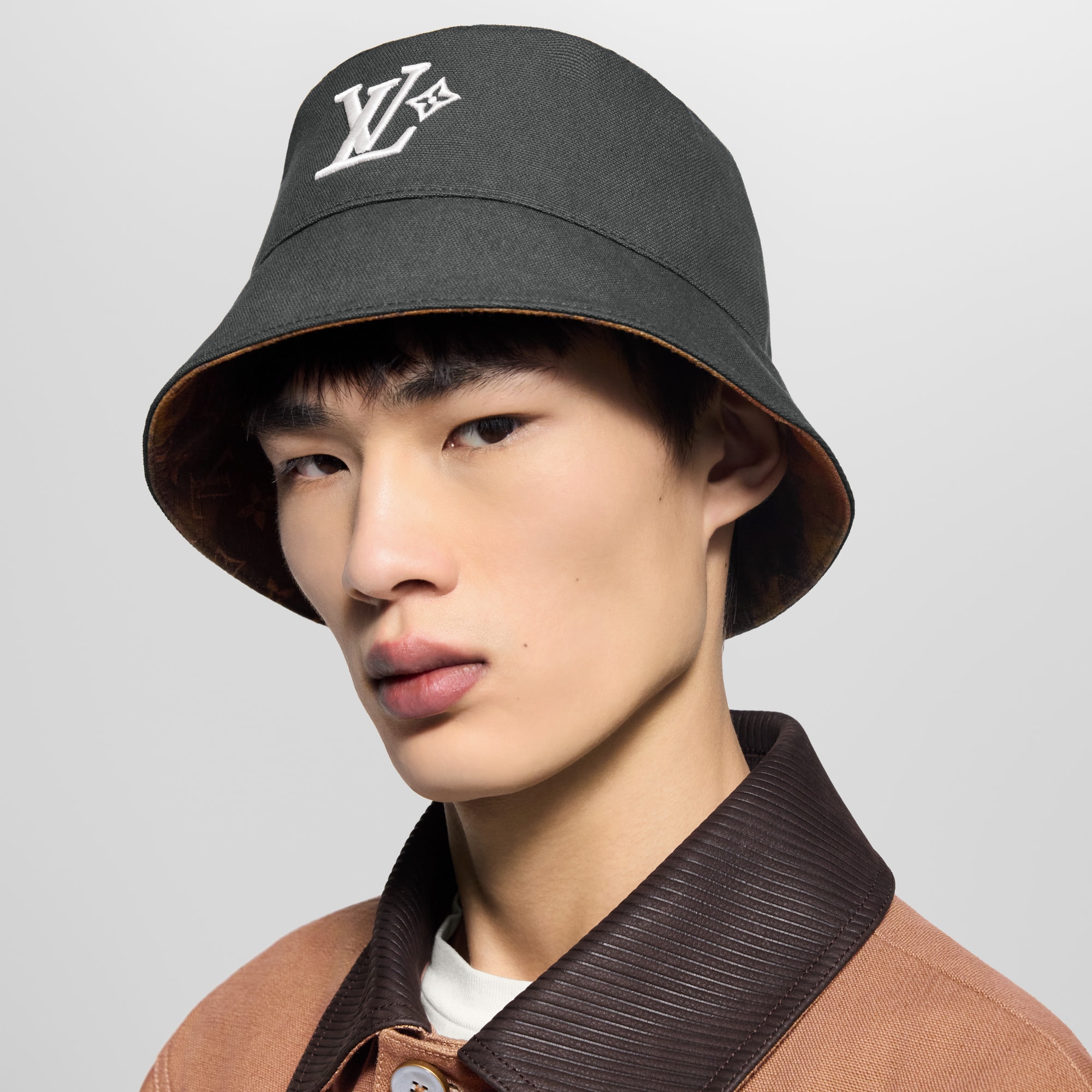 หมวกบัคเก็ตรุ่น Monogram Landscape ใส่ได้ทั้งสองด้าน . in ผู้ชาย