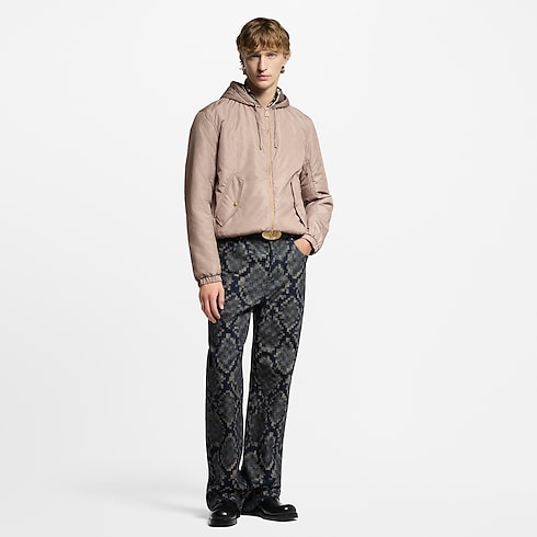 เสื้อกันลมบุนวมลาย Monogram in ผู้ชาย's เสื้อผ้า เสื้อโค้ทกันหนาวสำหรับผู้ชาย collections by Louis Vuitton (การย่อ/ขยายผลิตภัณฑ์)