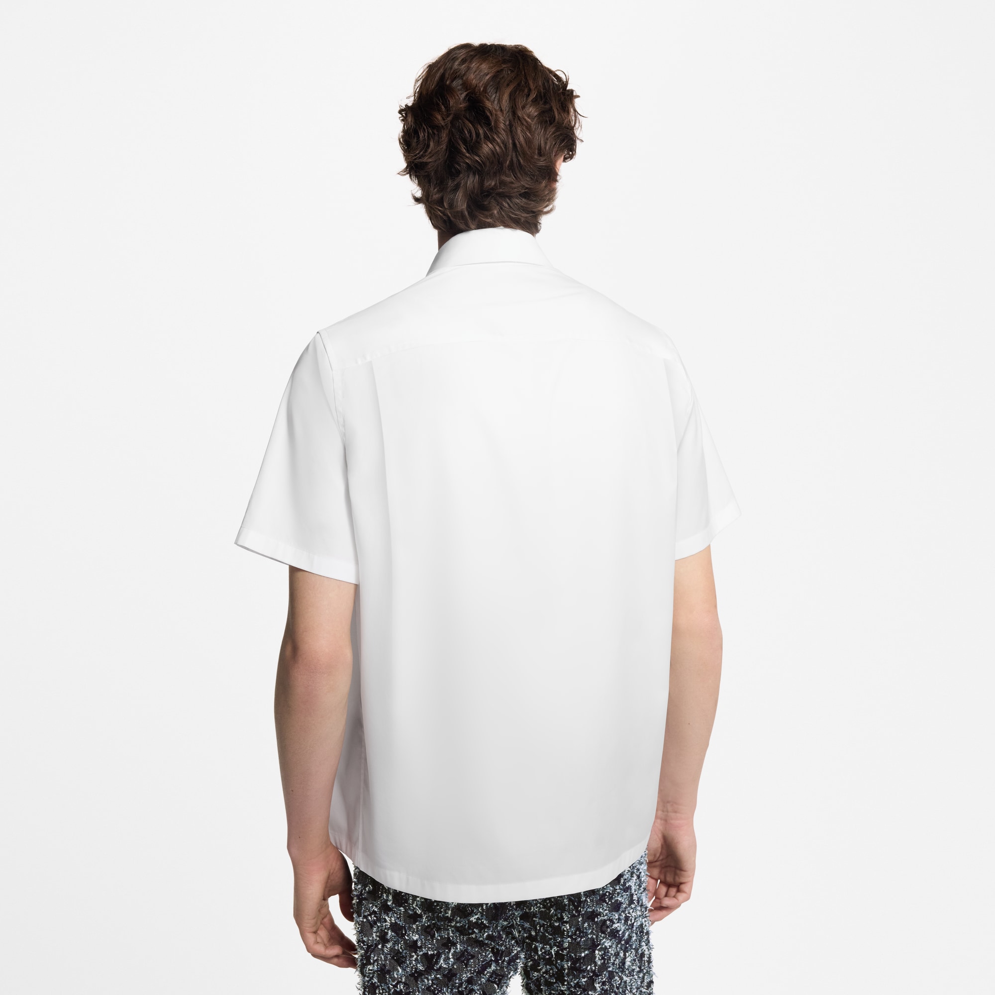 เสื้อเชิ้ตแขนสั้นแต่งกระเป๋าลาย Monogram  in ผู้ชาย