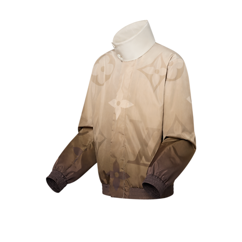 เสื้อกันลมผ้าไนลอนเนื้อบางพิมพ์ลาย Monogram in ผู้ชาย's เสื้อผ้า เสื้อโค้ทกันหนาวสำหรับผู้ชาย collections by Louis Vuitton (การย่อ/ขยายผลิตภัณฑ์)