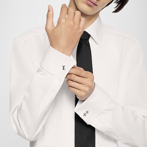 กระดุมข้อมือรุ่น Monogram Row . in ผู้ชาย's แฟชั่นจิวเวลรี่ แฟชั่นจิวเวลรี่ทั้งหมด collections by Louis Vuitton (การย่อ/ขยายผลิตภัณฑ์)