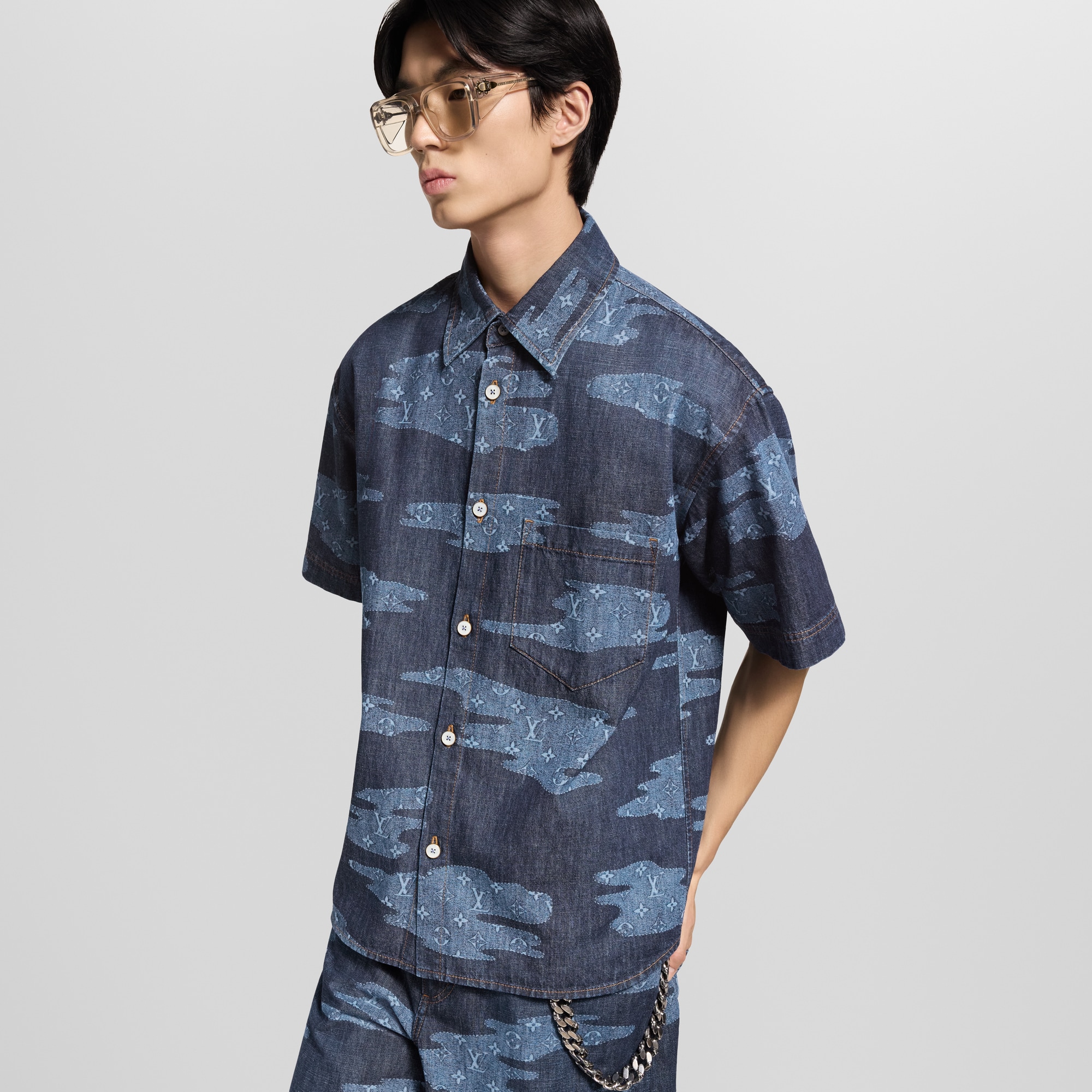 เสื้อเชิ้ตแขนสั้นผ้า Chambray ลาย Monogram  in ผู้ชาย