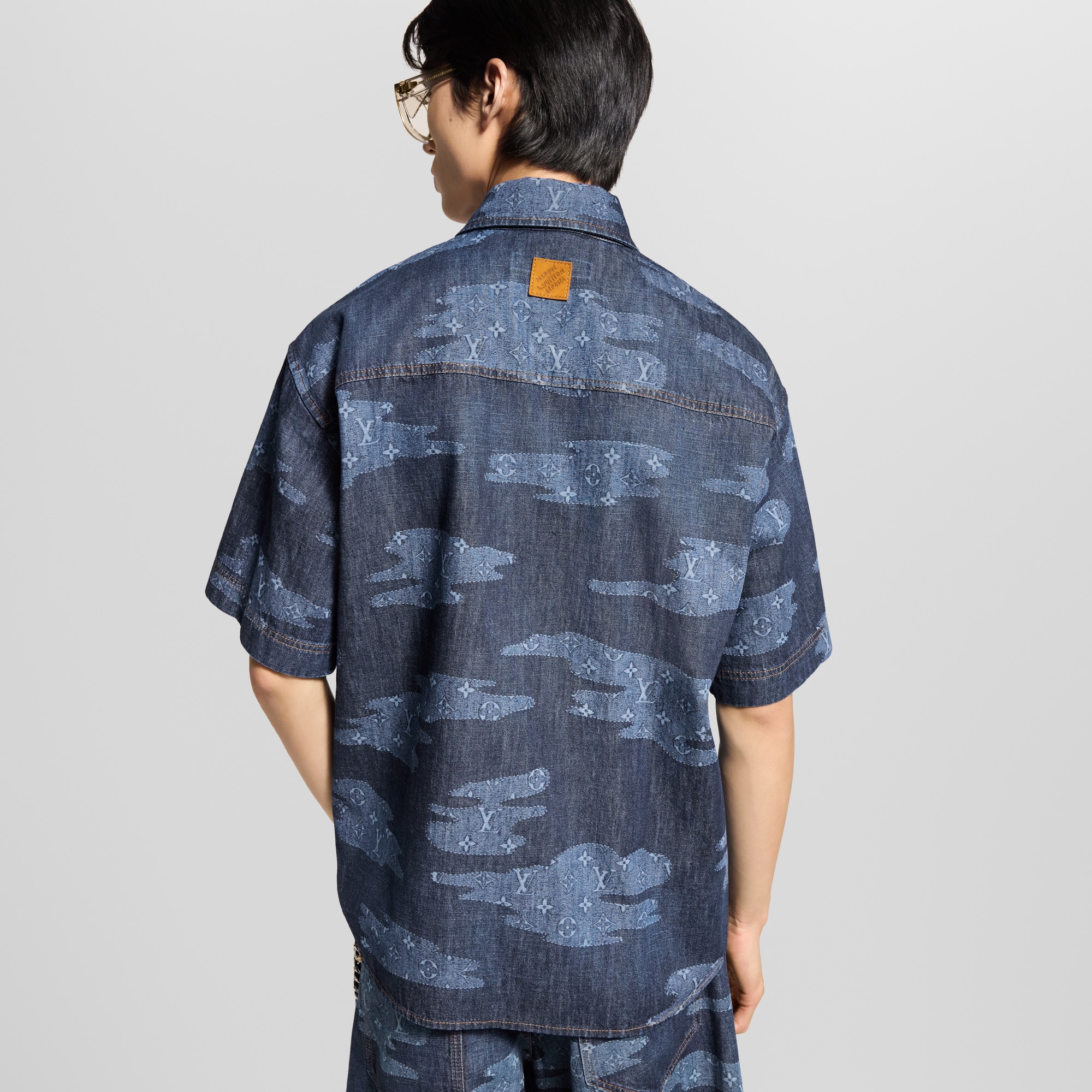 เสื้อเชิ้ตแขนสั้นผ้า Chambray ลาย Monogram  in ผู้ชาย