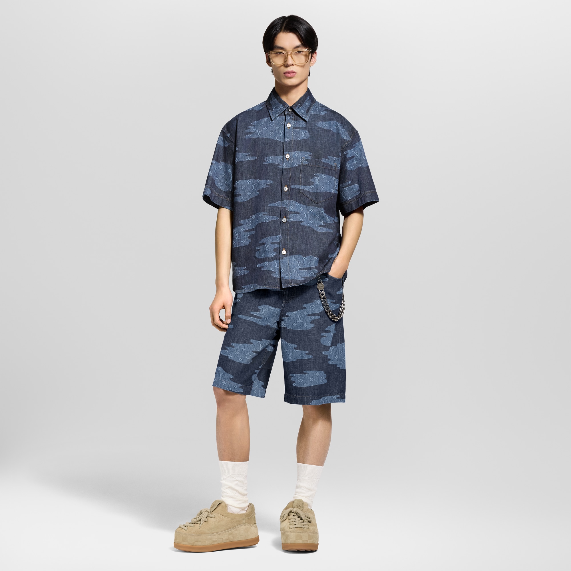 เสื้อเชิ้ตแขนสั้นผ้า Chambray ลาย Monogram  in ผู้ชาย