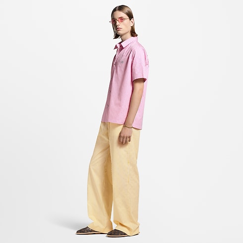 เสื้อเชิ้ตแขนสั้นลาย Monogram Striped in ผู้ชาย's เสื้อผ้า เสื้อเชิ้ตสำหรับผู้ชาย collections by Louis Vuitton (การย่อ/ขยายผลิตภัณฑ์)